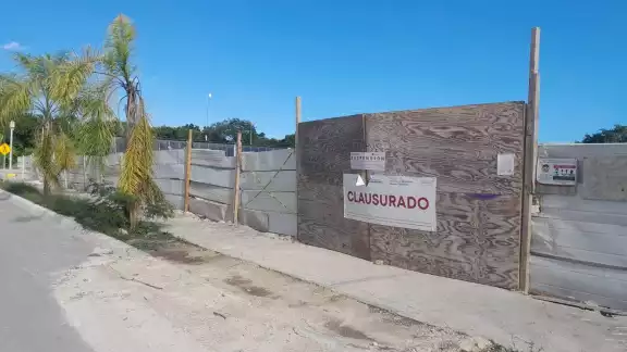 La ley establece que debe haber 500 metros de distancia entre un despacho de gasolina y una escuela, y en este caso, está pegada al plantel educativo. La ley establece que debe haber 500 metros de distancia entre un despacho de gasolina y una escuela, y en este caso, está pegada al plantel educativo.