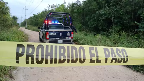 El Semefo de Cancún acudió a la Supermanzana 254 para realizar el levantamiento del cuerpo encontrado por vecinos de la zona El Semefo de Cancún acudió a la Supermanzana 254 para realizar el levantamiento del cuerpo encontrado por vecinos de la zona