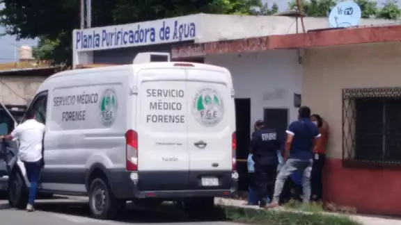 Al lugar llegaron elementos del Servicio Médico Forense para recoger el cuerpo, mientras que policías indagaban sobre la muerte del hombre