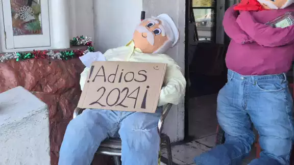 A los monigotes, hechos de trapo y ropa vieja, les introducen pirotecnia, pero se colocan en lugares seguros para evitar incendios, siendo vigilados por adultos durante la quema