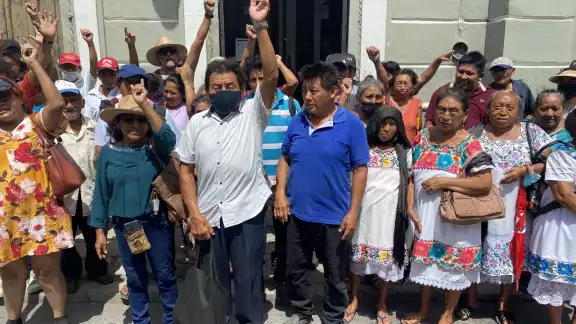 Las autoridades municipales de Mérida no recibieron a los ejidatarios a pesar de que ellos los habían citado Las autoridades municipales de Mérida no recibieron a los ejidatarios a pesar de que ellos los habían citado