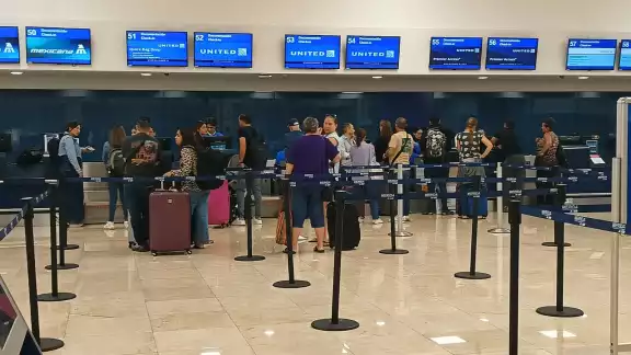 El vuelo UA 1427 de United con destino a Houston saldrá con 1 hora y 23 minutos de retraso. El vuelo UA 1427 de United con destino a Houston saldrá con 1 hora y 23 minutos de retraso.
