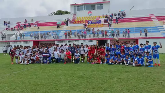 Escuelas de Cancún se enfrentaron en una liga de futbol femenil e infantil Escuelas de Cancún se enfrentaron en una liga de futbol femenil e infantil