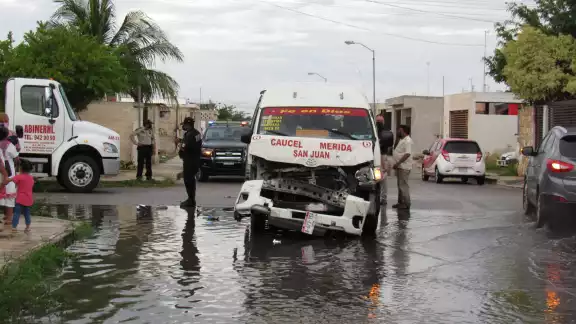 Una de las unidades involucradas en el accidente está habilitada para el transporte público y la otra es empleada por una empresa dedicada a la venta en línea Una de las unidades involucradas en el accidente está habilitada para el transporte público y la otra es empleada por una empresa dedicada a la venta en línea
