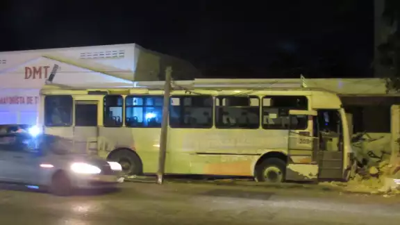 El autobús terminó colisionando con un predio El autobús terminó colisionando con un predio