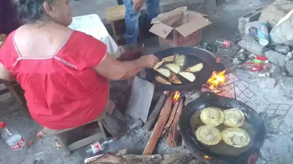Diariamente, Doña Juventina realiza sus antojitos para salir a venderlos y ganar dinero para su sustento en Chocholá