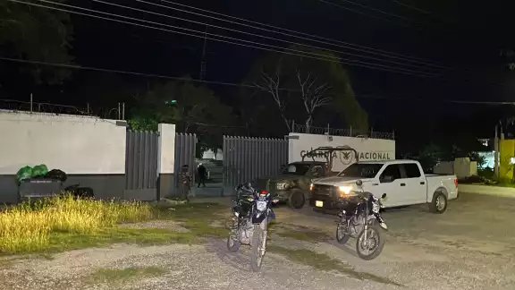 El hombre denuncia que fue entrega por una mujer a unos hombres armados