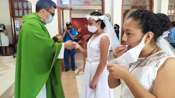 Los adolescentes que realizaron esta ceremonia respetaron el protocolo sanitario de cómo el uso del gel antibacterial. Llegaron con el sacerdote para recibir la ostia Los adolescentes que realizaron esta ceremonia respetaron el protocolo sanitario de cómo el uso del gel antibacterial. Llegaron con el sacerdote para recibir la ostia