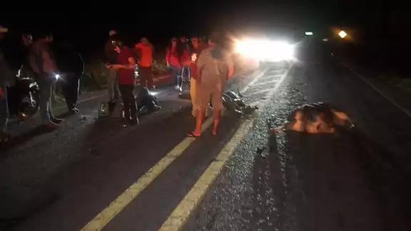El motociclista lesionado fue trasladado al Hospital San Carlos para su atención. El motociclista lesionado fue trasladado al Hospital San Carlos para su atención.