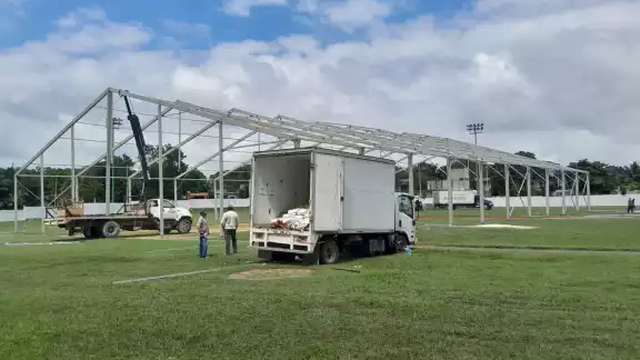 Los preparativos para su llegada incluyen acondicionar un domo en el campo de béisbol Francisco Castillo Maldonado, a pesar de la lluvia persistente