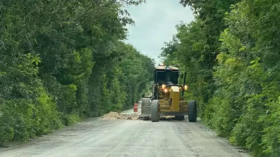 Constructora repara tramo Hopelchén–Dzibalchén, pero no coloca señalamientos viales. Constructora repara tramo Hopelchén–Dzibalchén, pero no coloca señalamientos viales.