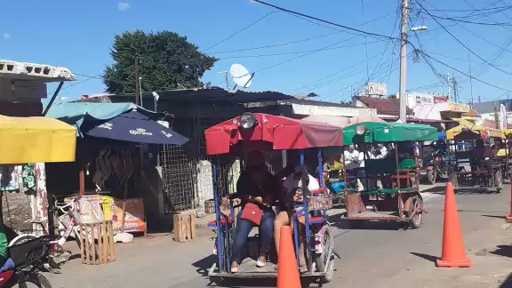 Pasajeros consideran que el volumen alto produce contaminación auditiva Pasajeros consideran que el volumen alto produce contaminación auditiva