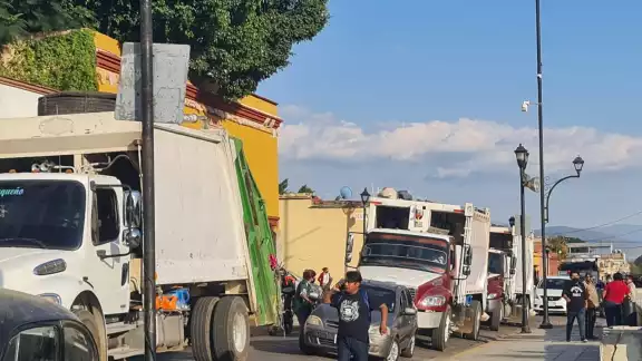 Trabajadores exigen al presidente municipal de Morena que cumpla con su promesa Trabajadores exigen al presidente municipal de Morena que cumpla con su promesa