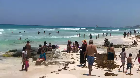 Familias enteras disfrutan de una de las playas públicas de Cancún Familias enteras disfrutan de una de las playas públicas de Cancún