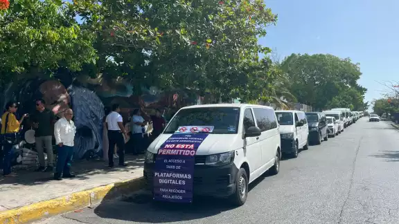 Transportistas del Aeropuerto Internacional de Cancún se manifestaron contra operadores de plataformas digitales. Transportistas del Aeropuerto Internacional de Cancún se manifestaron contra operadores de plataformas digitales.