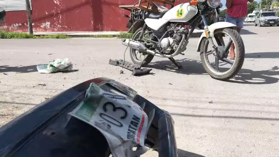 El conductor del automóvil huyó del lugar, sin embargo se le cayó la defensa delantera con su placa de circulación El conductor del automóvil huyó del lugar, sin embargo se le cayó la defensa delantera con su placa de circulación