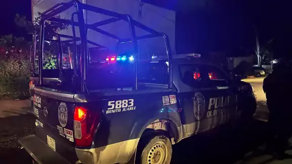 La Policía Municipal hacía rondines de vigilancia en la zona cuando se percataron del agredido tirado en la calle, quien sangraba profusamente del rostro. La Policía Municipal hacía rondines de vigilancia en la zona cuando se percataron del agredido tirado en la calle, quien sangraba profusamente del rostro.