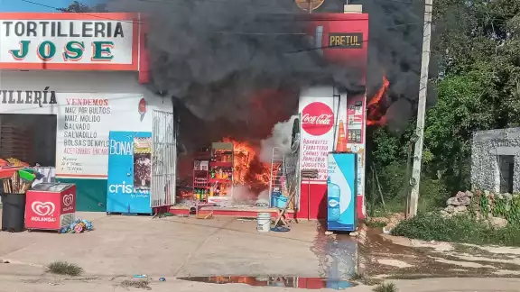 Tenían miedo que las llamas alcanzaran los tanques de ganas de una tortillería ubicada a un costado Tenían miedo que las llamas alcanzaran los tanques de ganas de una tortillería ubicada a un costado