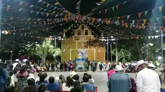 Al llegar a la plaza principal, la imagen entró al recinto cargada por sus custodios, fue recibida con dianas y se le colocó en un altar preparado para su estancia Al llegar a la plaza principal, la imagen entró al recinto cargada por sus custodios, fue recibida con dianas y se le colocó en un altar preparado para su estancia