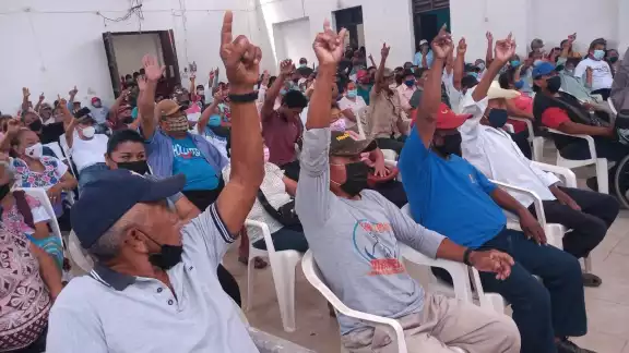 La decisión fue casi unánime, pues la mayor parte de los 185 campesinos reunidos votaron para no recibir el mínimo abono La decisión fue casi unánime, pues la mayor parte de los 185 campesinos reunidos votaron para no recibir el mínimo abono