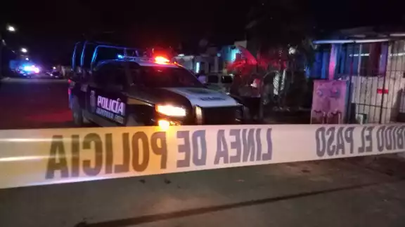 De acuerdo a los vecinos, un hombre encapuchado, llegó a la calle Palma de Coco, a bordo de una motocicleta De acuerdo a los vecinos, un hombre encapuchado, llegó a la calle Palma de Coco, a bordo de una motocicleta