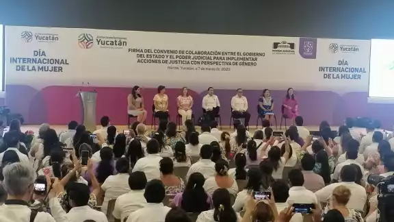 La ceremonia se realiza en el Centro de Convenciones Yucatán Siglo XXI La ceremonia se realiza en el Centro de Convenciones Yucatán Siglo XXI