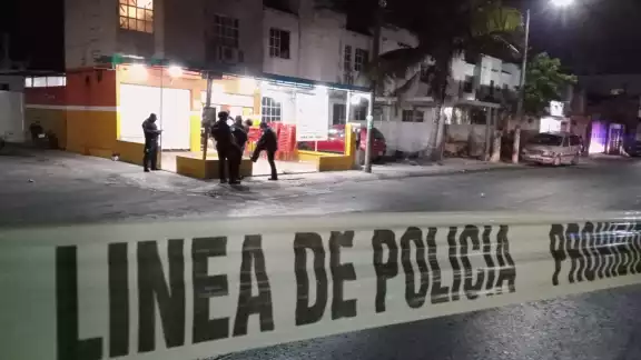 La zona del ataque armado en Cancún fue acordonada por policías, además de que Servicios Periciales levantaron los casquillos percutidos La zona del ataque armado en Cancún fue acordonada por policías, además de que Servicios Periciales levantaron los casquillos percutidos