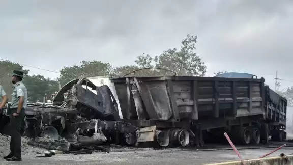 Al lugar llegaron elementos de la Guardia Nacional para evitar otro accidente Al lugar llegaron elementos de la Guardia Nacional para evitar otro accidente