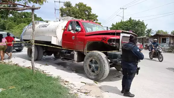 La pipa involucrada en la muerte de una mujer en Cancún fue asegurada en el Arco Vial, sin que se detuviera al conductor La pipa involucrada en la muerte de una mujer en Cancún fue asegurada en el Arco Vial, sin que se detuviera al conductor