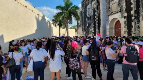 Mujeres y niñas de Campeche participan en la marcha del 8M