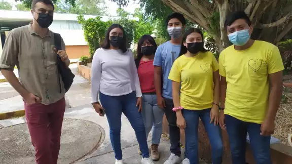 El mentor Critchley, los alumnos Genaeby, Zulmy, Yahir, José, Daniela dicen que el plantel de Tizimín centra la docencia en los valores, sin discriminación El mentor Critchley, los alumnos Genaeby, Zulmy, Yahir, José, Daniela dicen que el plantel de Tizimín centra la docencia en los valores, sin discriminación