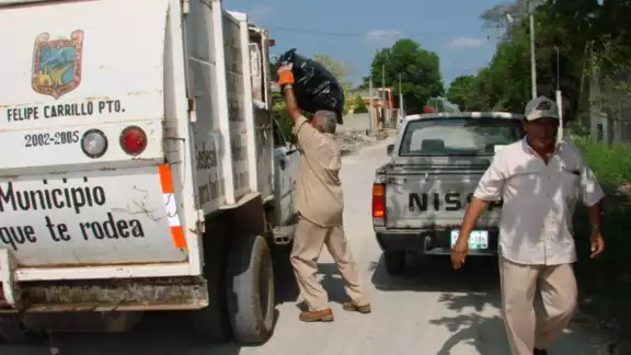 Los recolectores de basura de Chunhuhub aseguran que no tienen dinero ni para la gasolina de los camiones Los recolectores de basura de Chunhuhub aseguran que no tienen dinero ni para la gasolina de los camiones