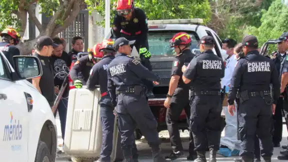 La presencia policiaca en un domicilio del Poniente de Mérida se derivó de que un hombre fue agredido por los canes y sufrió heridas graves