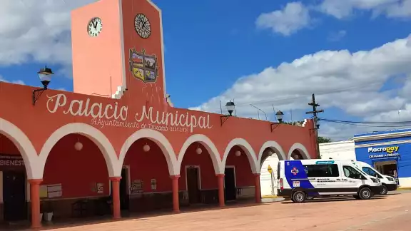 El director de la Policía Jhonny Quintal brindó asesoría a unos vendedores para que interpongan su denuncia El director de la Policía Jhonny Quintal brindó asesoría a unos vendedores para que interpongan su denuncia