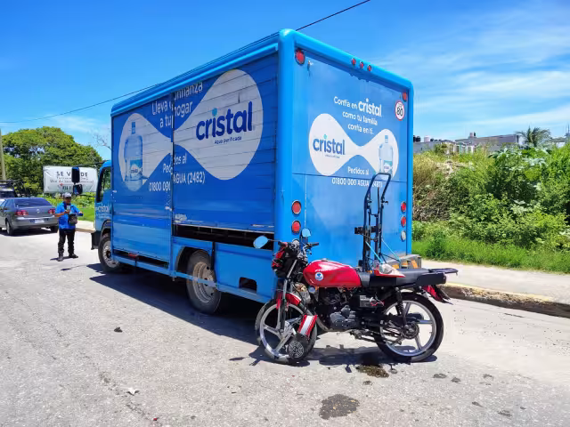 Motociclista de mandaditos sufrió graves heridas en la avenida central de Ciudad del Carmen