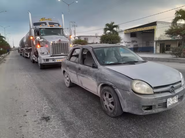 Tráiler impacta contra automóvil en Escárcega