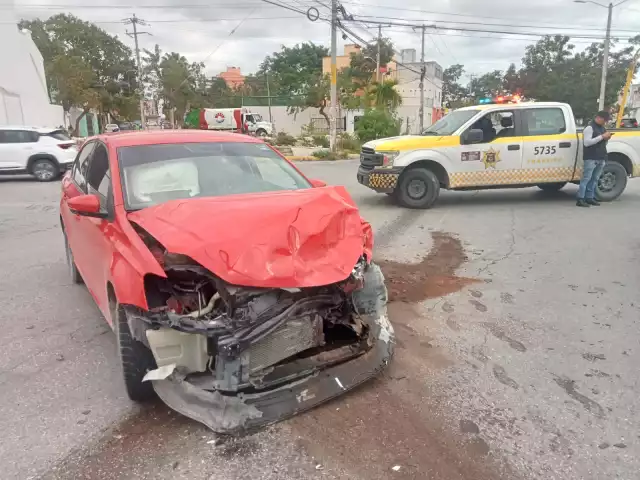 El automóvil colisionó con una camioneta, tipo van, la cual fue proyectada contra la base y el poste de metal del semáforo