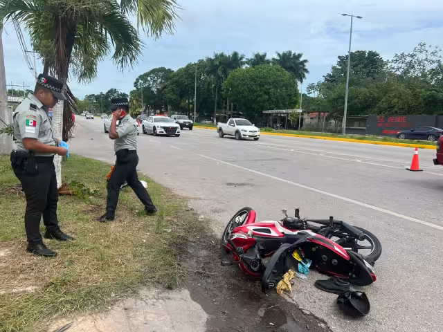 El motociclista terminó con un fuerte golpe en la cabeza