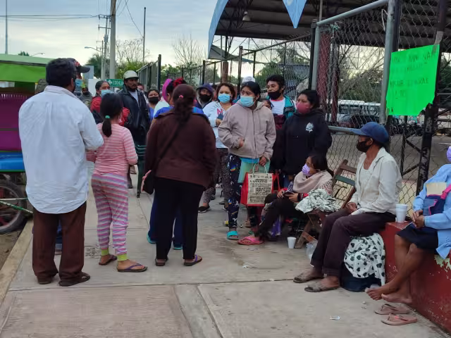 Afectados enojados llegaron al punto de amenazar a las personas que trataban de meterse a la línea en Peto