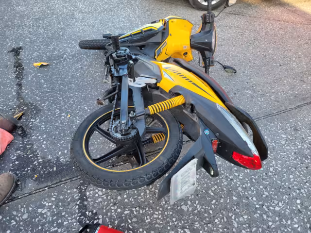 Dos jóvenes en motocicleta fueron accidentados por una camioneta Nissan