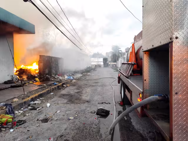 Según testigos, minutos antes de que las llamas se intensificaran, varios hombres fueron vistos saliendo del lugar y huyendo con rumbo desconocido