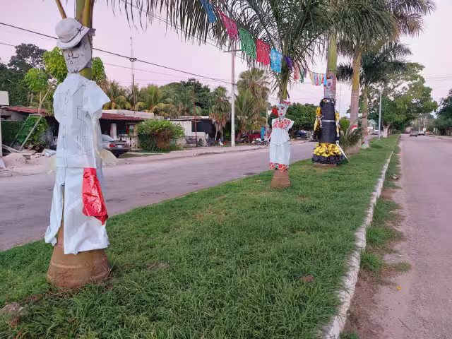 Catrines y catrinas destacan en la avenida Zamná de Izamal