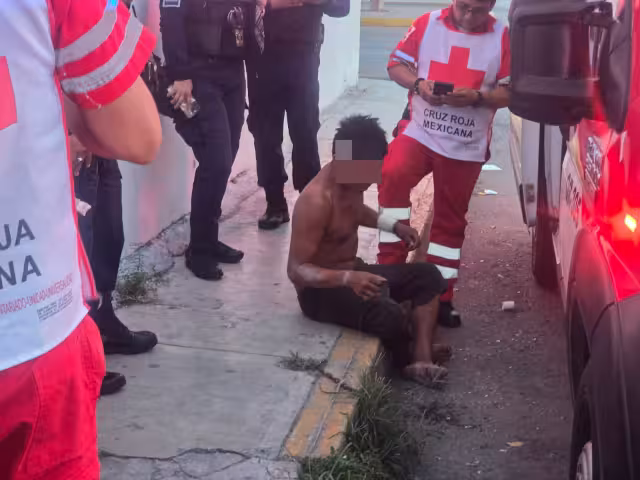 El sujeto fue atendido por paramédicos y custodiado por policías.
