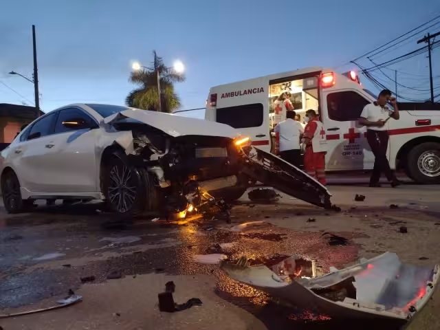 Se trasladaron al sitio de percance paramédicos de la Cruz Roja