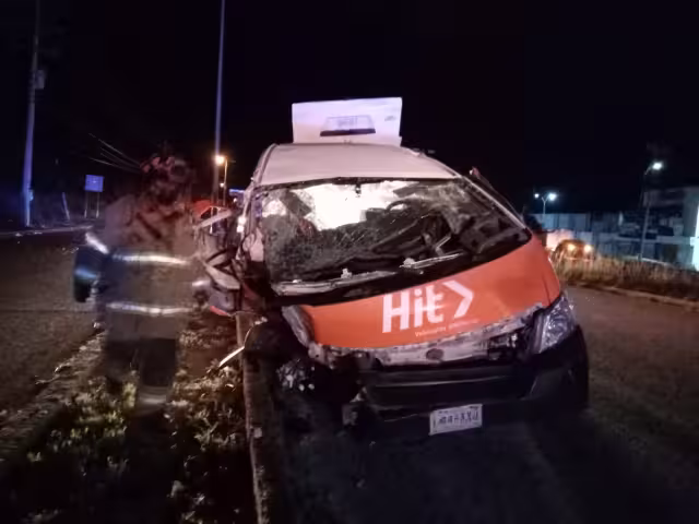 Los tripulantes de la unidad de transporte fueron rescatados, tras volcar a la altura de Puerto Morelos