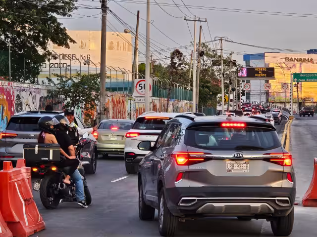 Cientos de familias decidieron festejar el día de las Madres recorriendo el puente.