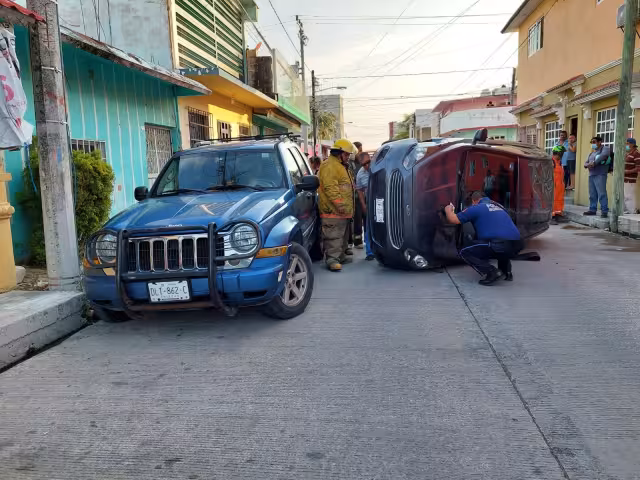Tras el fuerte impacto el vehículo se volcó sobre su costado izquierdo mientras que el responsable cómo pudo logró salir de la unidad
