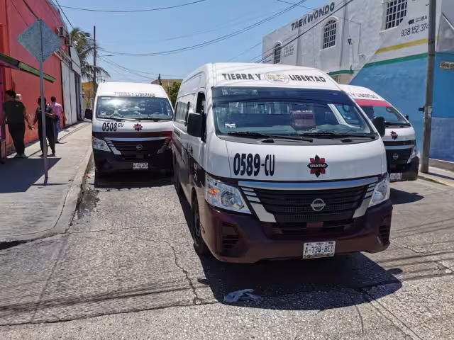 Accidente entre dos combis de "Tierra y Libertad" genera retraso en la colonia Morelos