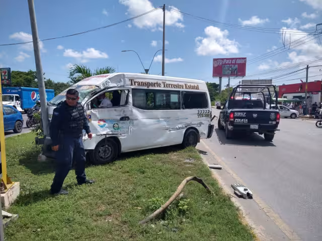 Así terminó la unidad de trasporte público luego de impactarse contra un poste en Cancún