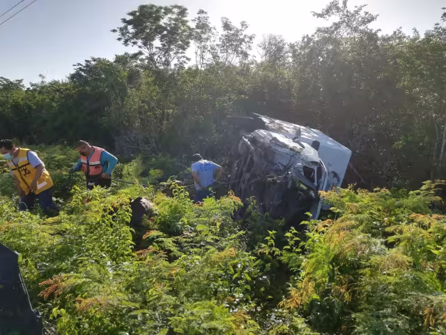 Los pasajeros de la camioneta volcada fueron rescatados por taxistas de Cozumel; la unidad fue llevada al corralón